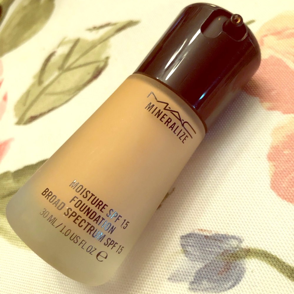 Mac mineralize moisture foundation NC30
